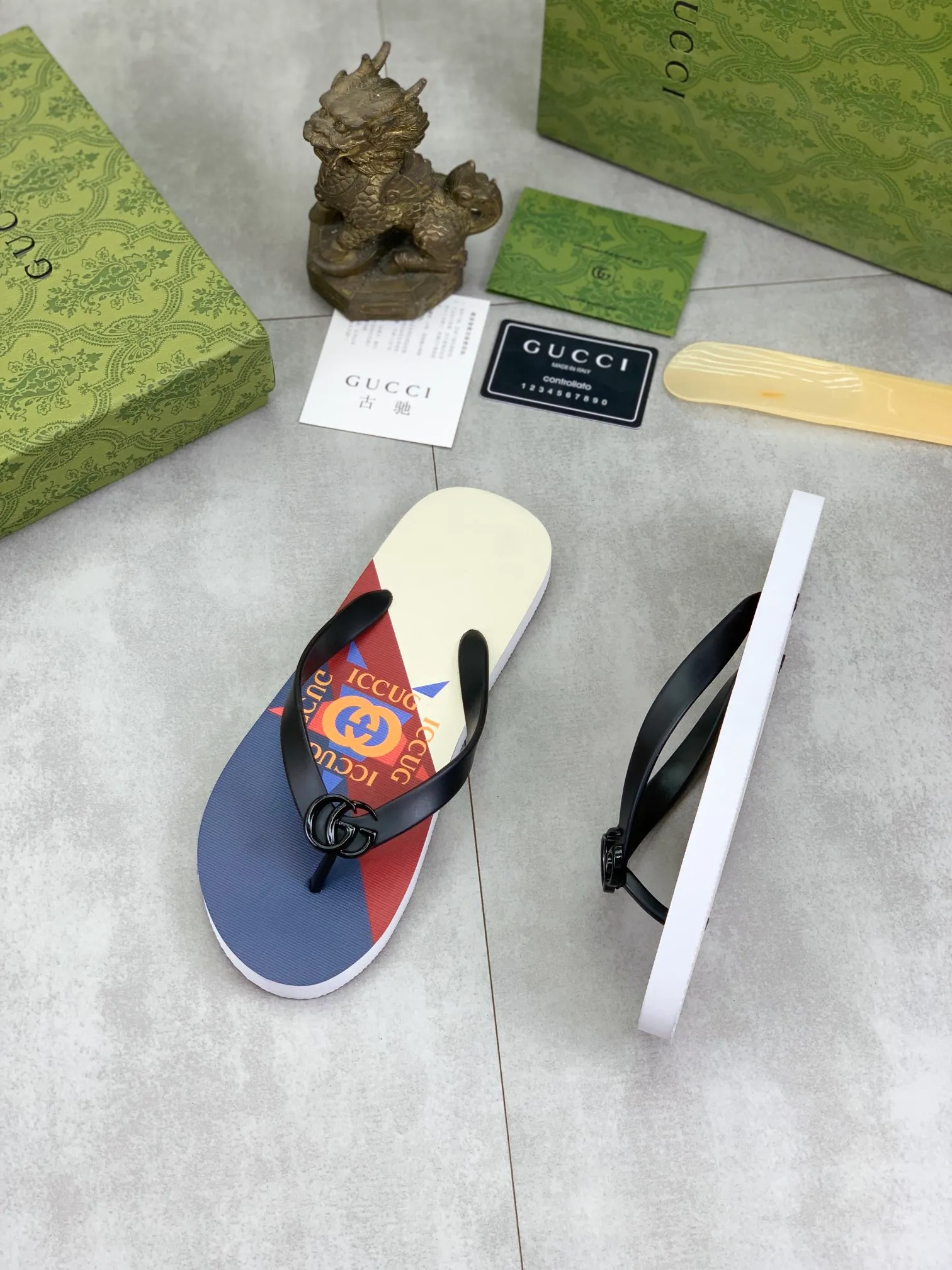 Men's men's shoes 💰P220💰【New style】🆘【GUCCI】Official website's popular Gucci adult couple 🧑‍🤝‍🧑 style, children's flip-flops are on sale at the counter simultaneously! Original fabric imported from Italy. Original bottom provided by the original factory. Size: Adult 36-45. Children’s size: 30-37. Multiple colors available.